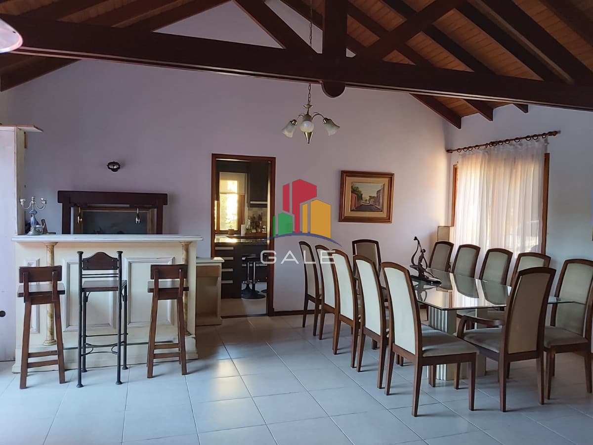 Gale Propiedades & Escribanía Casa ID.4050 - Hermosa casa en venta en Beverly Hills de 5 dormitorios con piscina y parrillero