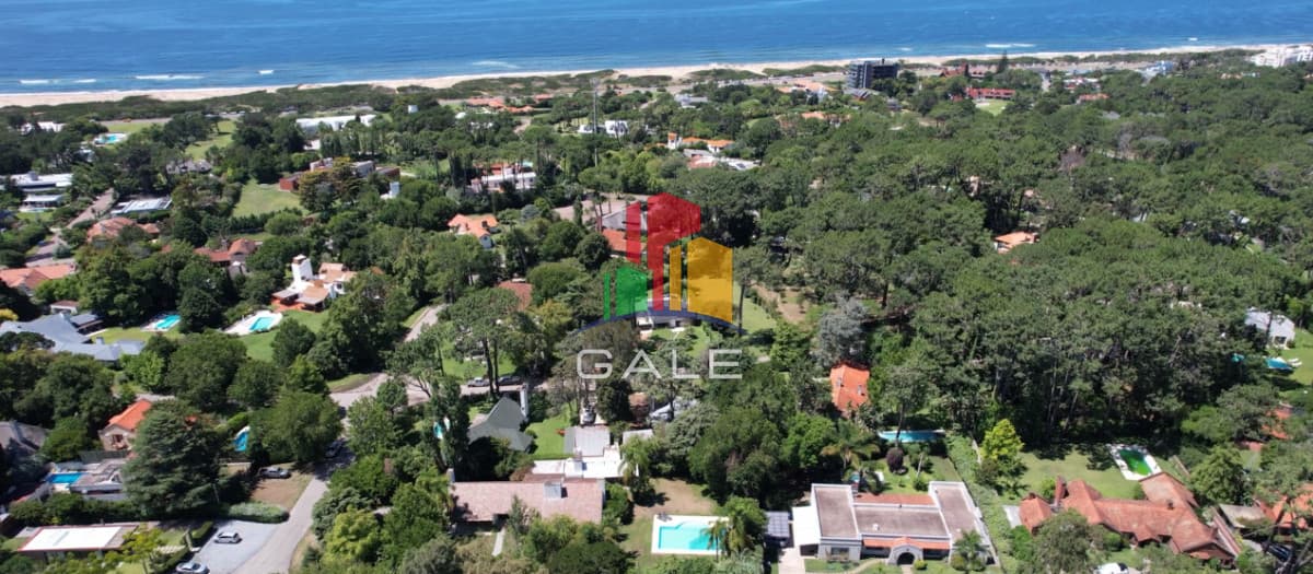 Gale Propiedades & Escribanía Casa ID.4735 - En venta casa en Barrio Golf, Punta del Este de 6 dormitorios.