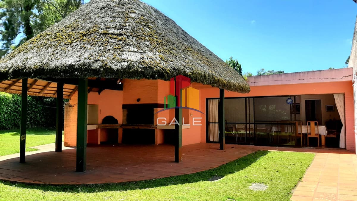 Gale Propiedades & Escribanía Casa ID.3735 - Casa de 4 dormitorios en venta en Playa Mansa, Punta del Este