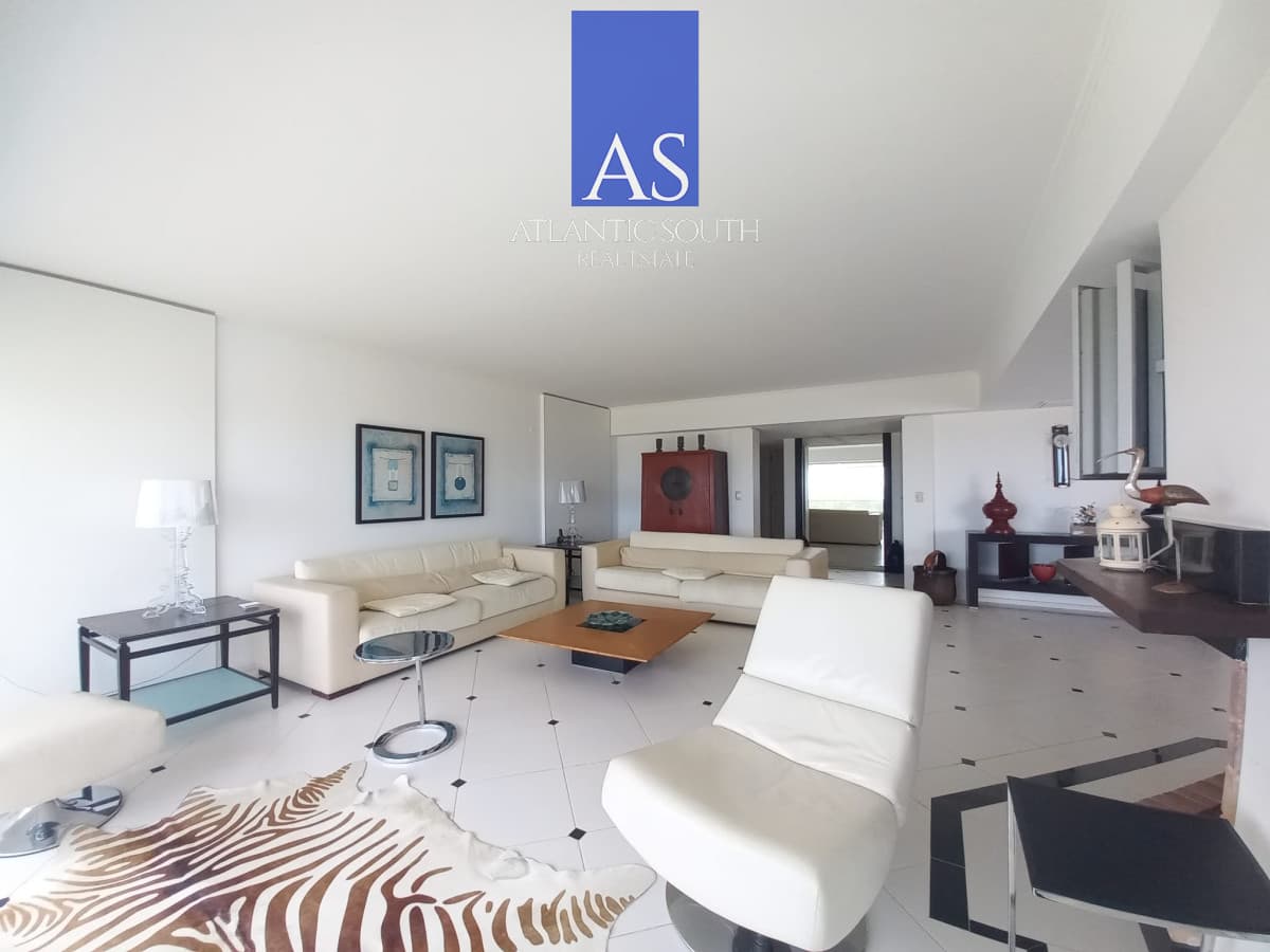 Apartamento en Aguas Azules, 4 dormitorios frente al mar, con parrillero. Brava, Punta del Este