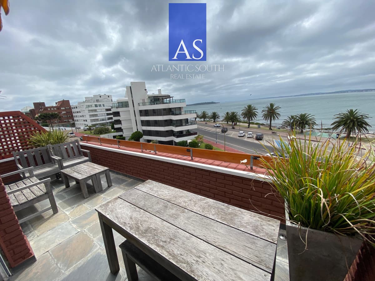 Vende apartamento con vista al mar de 3 dormitorios, Punta del Este