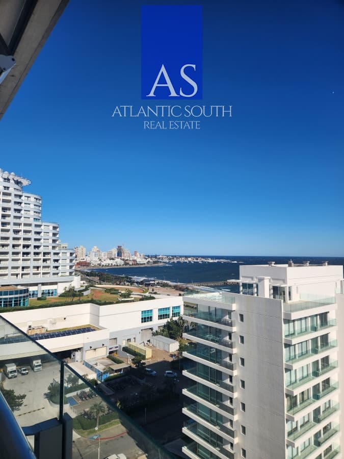 Vende apartamento de 3 dormitorios en Mansa- Punta del Este, con excelente vista.