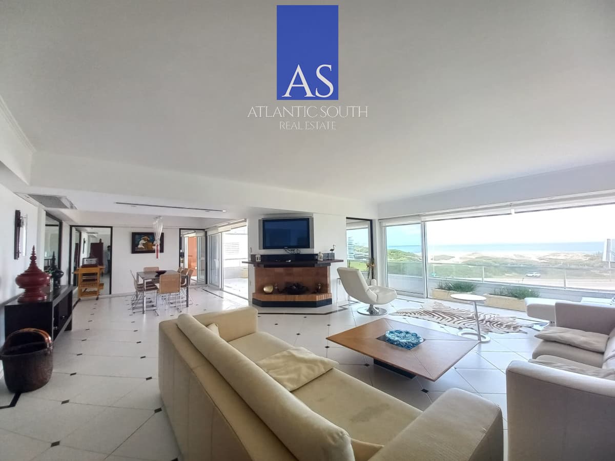 Apartamento en Aguas Azules, 4 dormitorios frente al mar, con parrillero. Brava, Punta del Este