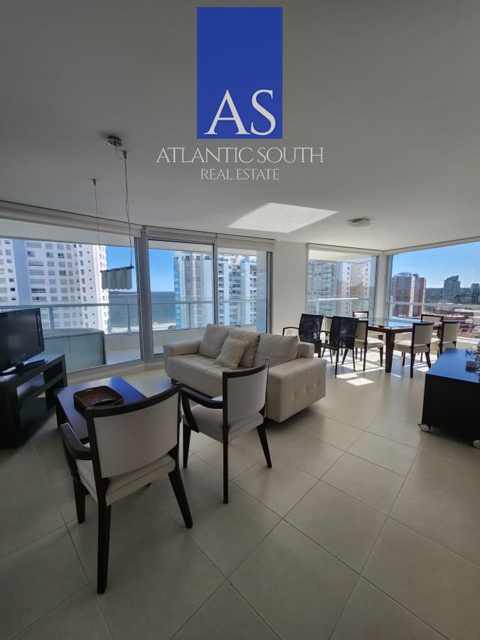 Vende apartamento de 3 dormitorios en Mansa- Punta del Este, con excelente vista.