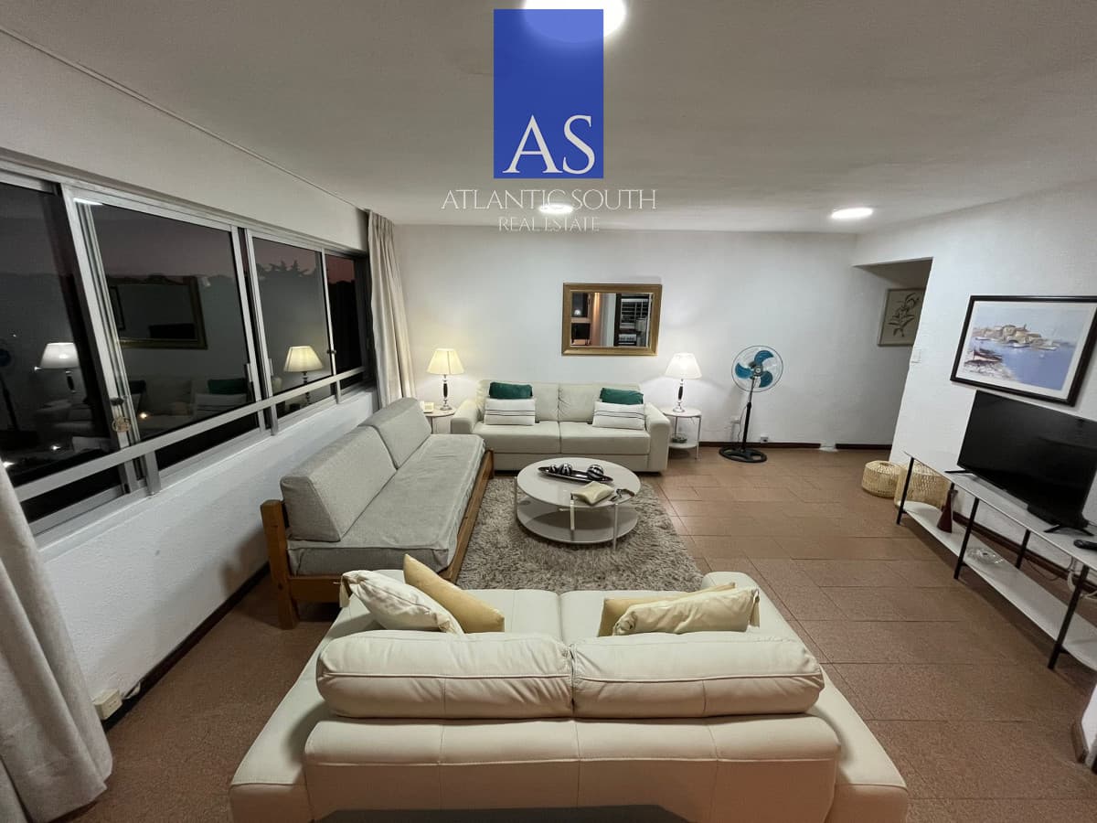 Vende apartamento de 2 dormitorios con terraza y garage en Punta del Este