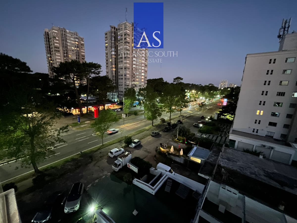 Vende apartamento de 2 dormitorios con terraza y garage en Punta del Este