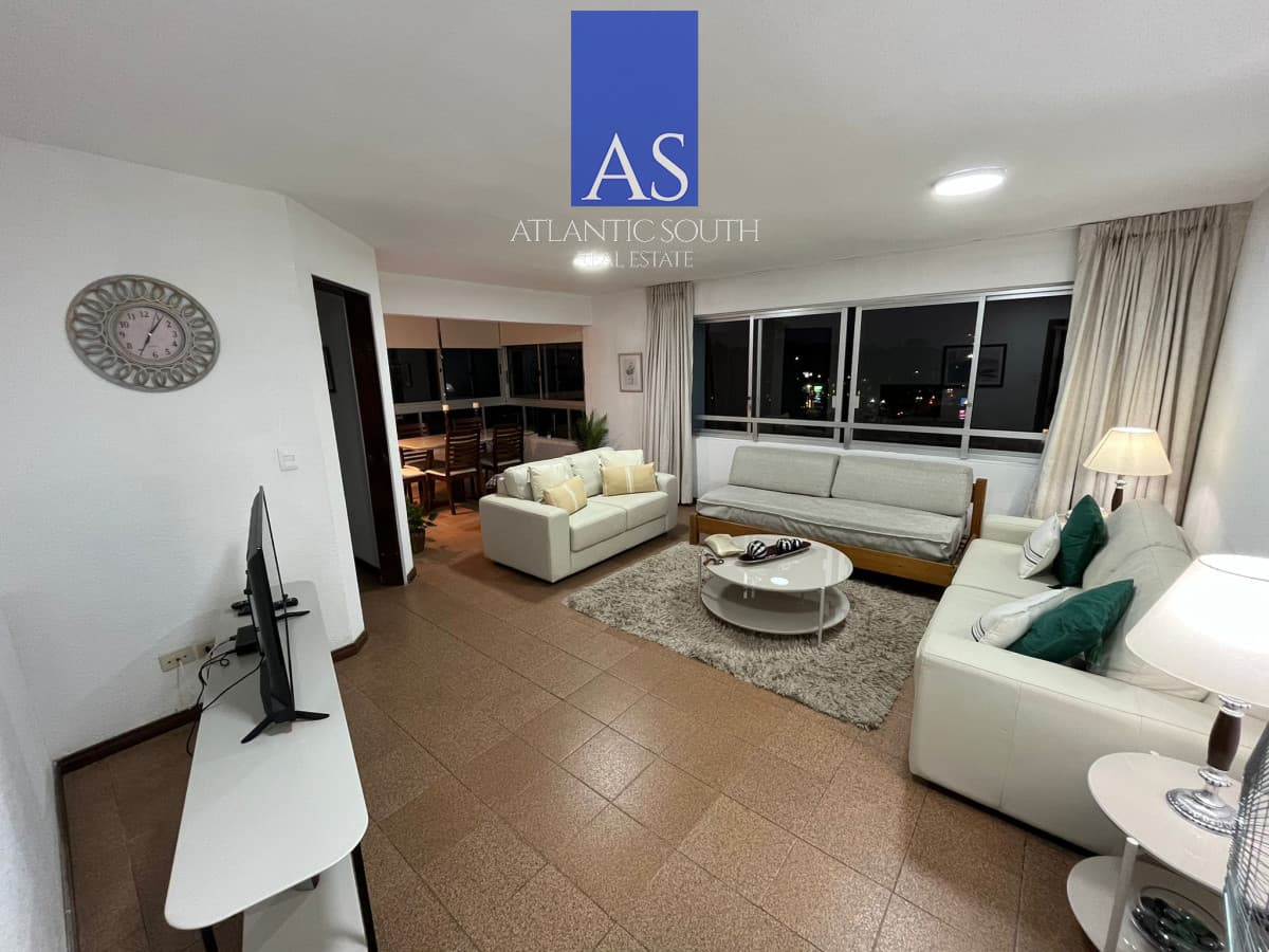 Vende apartamento de 2 dormitorios con terraza y garage en Punta del Este