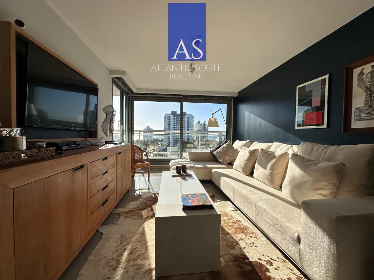 Vende departamento de 2 dormitorios finamente decorado en Torre Onix, Punta del Este