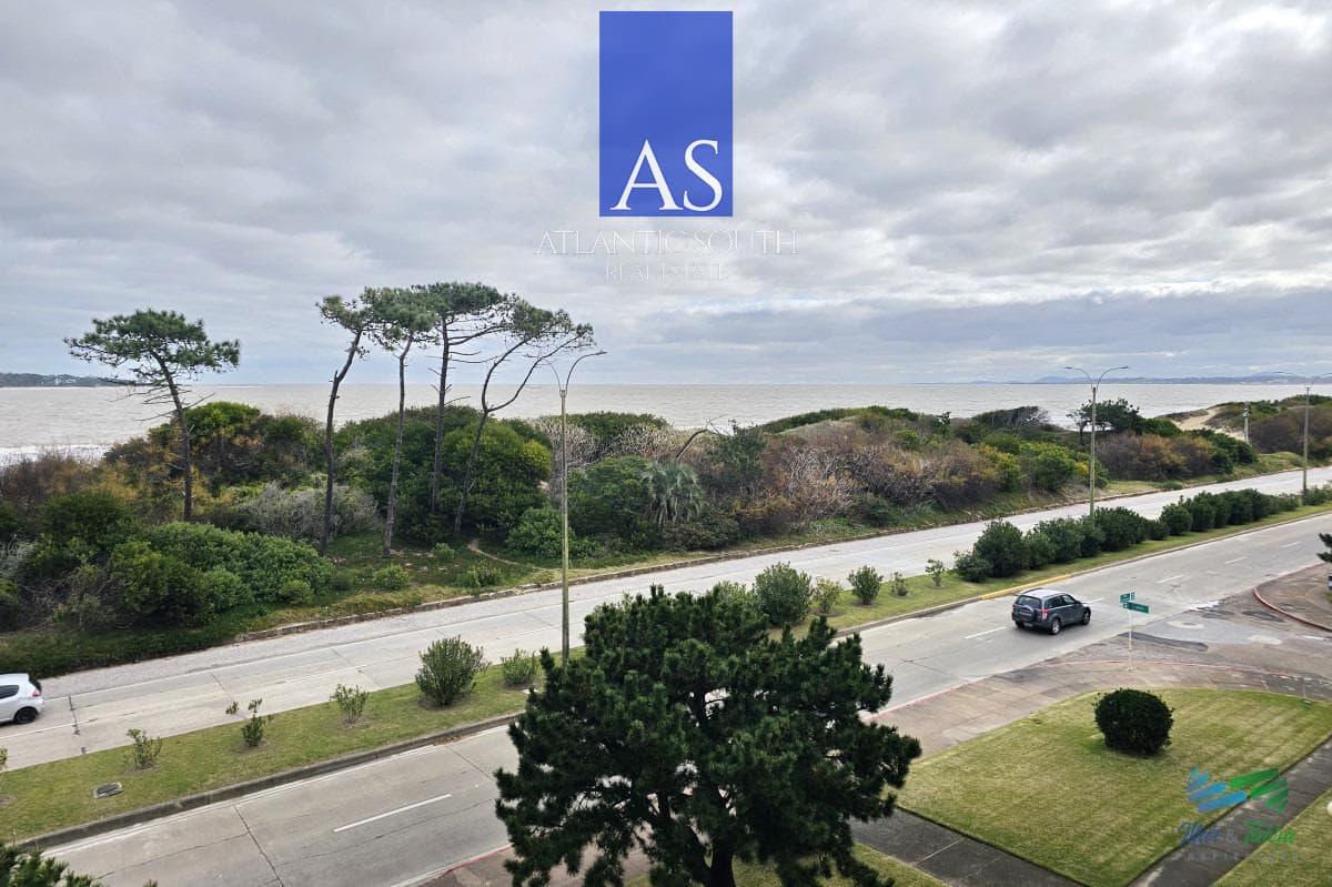 Apartamento 3 dormitorios primera línea frente al mar en Punta del Este primera línea Mansa