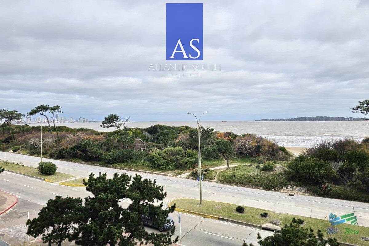 Apartamento 3 dormitorios primera línea frente al mar en Punta del Este primera línea Mansa