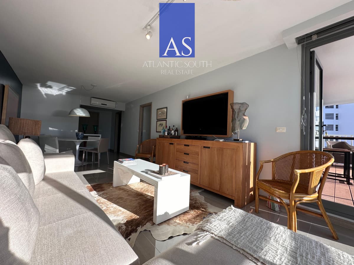Vende departamento de 2 dormitorios finamente decorado en Torre Onix, Punta del Este
