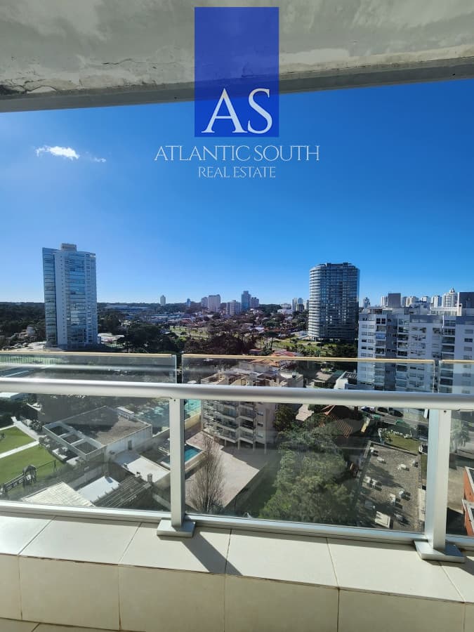 Vende apartamento de 3 dormitorios en Mansa- Punta del Este, con excelente vista.