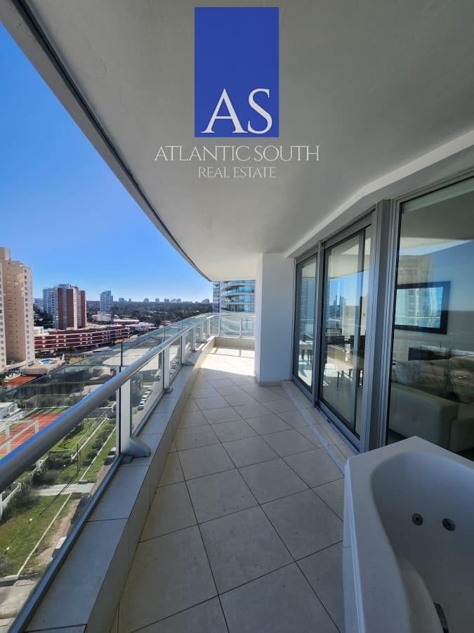 Vende apartamento de 3 dormitorios en Mansa- Punta del Este, con excelente vista.