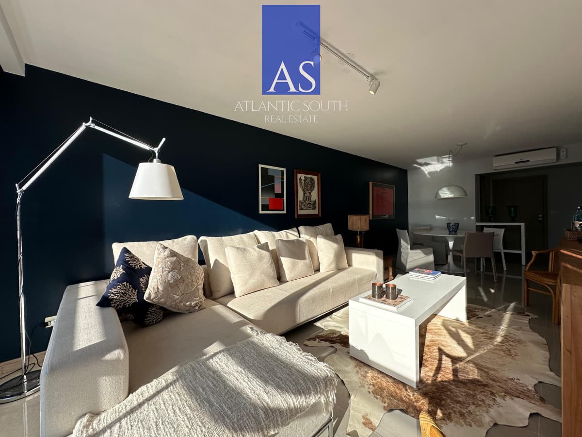 Vende departamento de 2 dormitorios finamente decorado en Torre Onix, Punta del Este