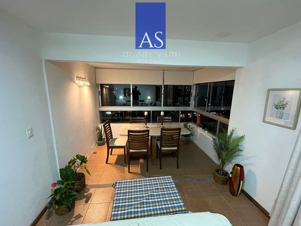 Vende apartamento de 2 dormitorios con terraza y garage en Punta del Este