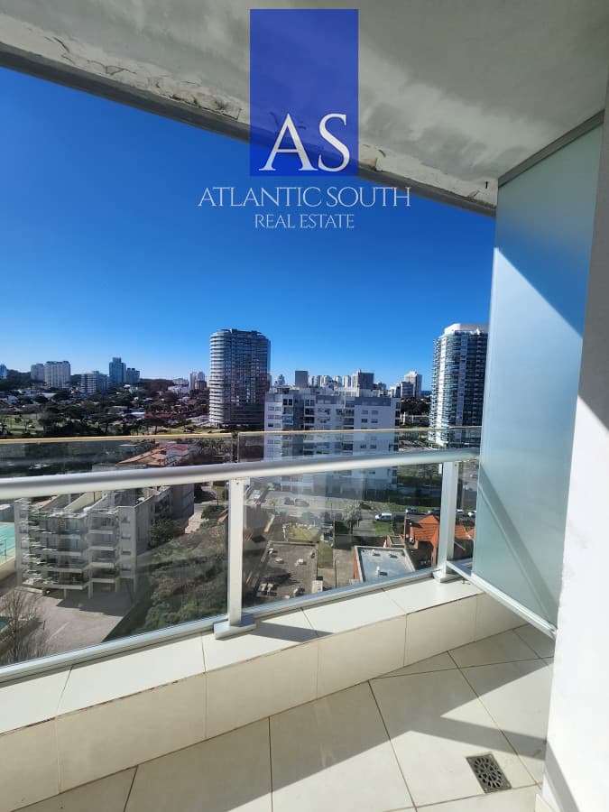 Vende apartamento de 3 dormitorios en Mansa- Punta del Este, con excelente vista.