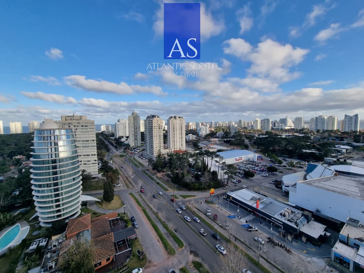 Apartamento 3 dormitorios vista espectacular parcial al mar frente a Punta Shopping garage Punta del Este