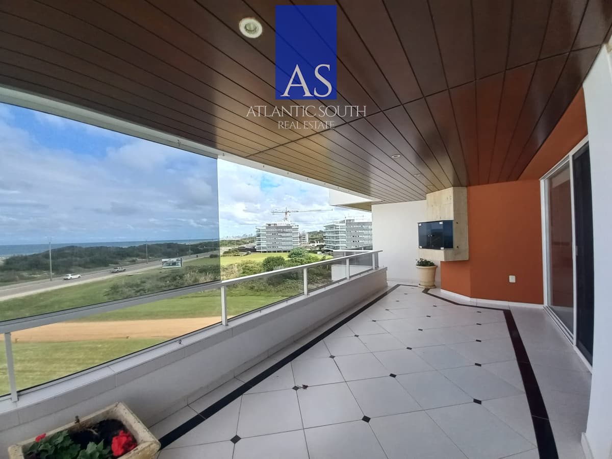Apartamento en Aguas Azules, 4 dormitorios frente al mar, con parrillero. Brava, Punta del Este