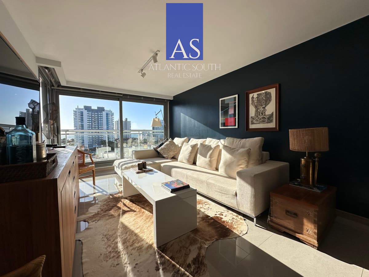 Vende departamento de 2 dormitorios finamente decorado en Torre Onix, Punta del Este