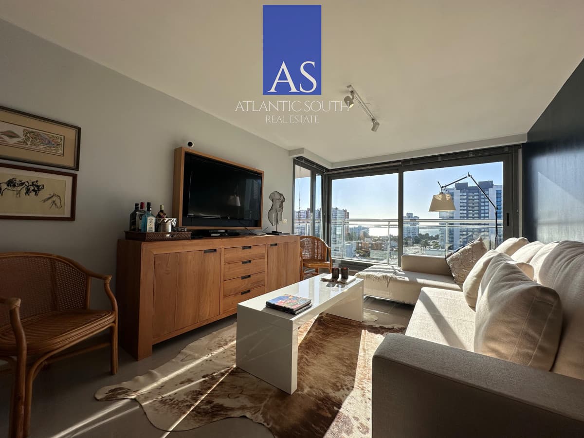 Vende departamento de 2 dormitorios finamente decorado en Torre Onix, Punta del Este