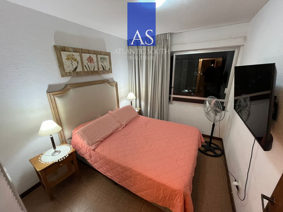 Vende apartamento de 2 dormitorios con terraza y garage en Punta del Este