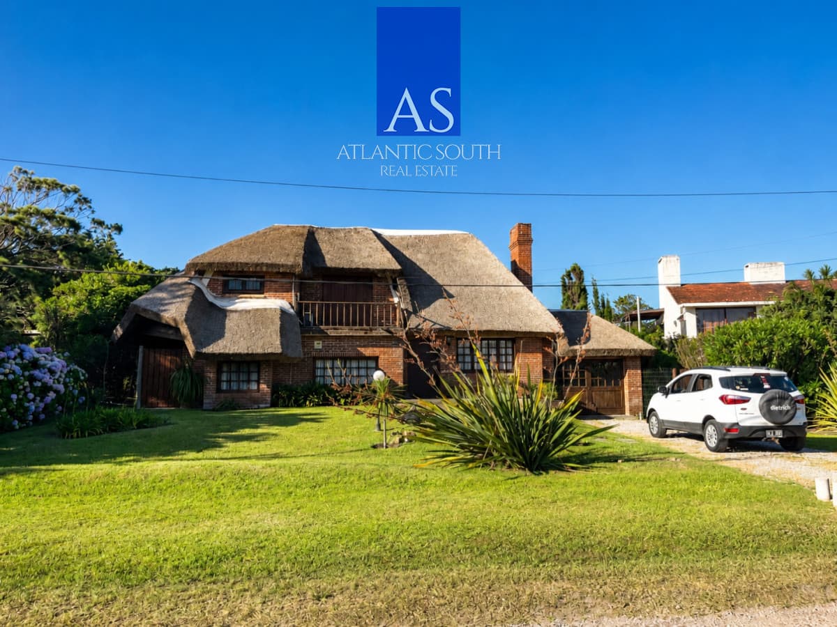 Casa de 4 dormitorios en venta a 100 metros de Playa Mansa en Pinares Punta del Este