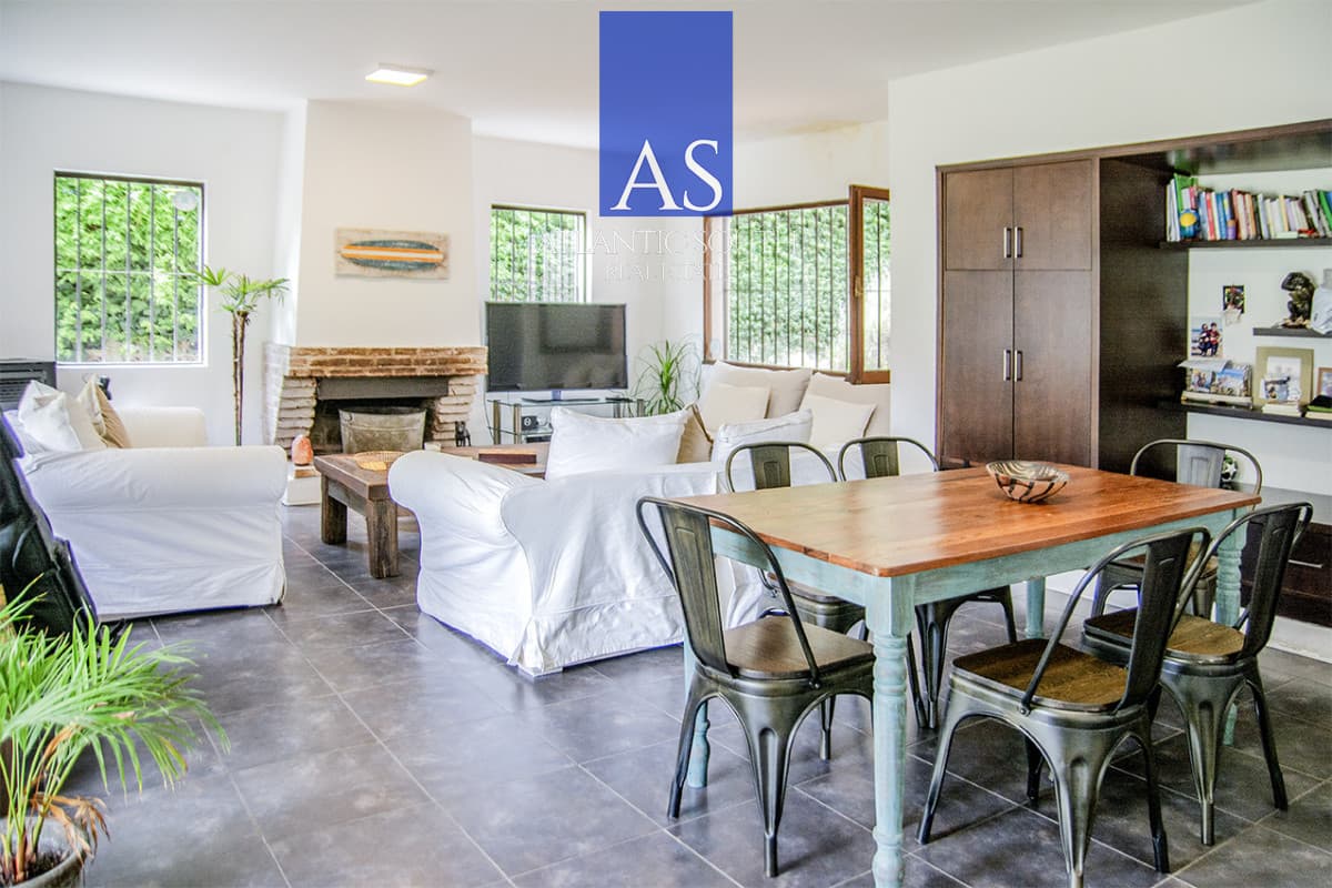 Exclusiva Casa a 60 Metros del Mar en Playa Mansa | 5 Dormitorios y Amplio Terreno