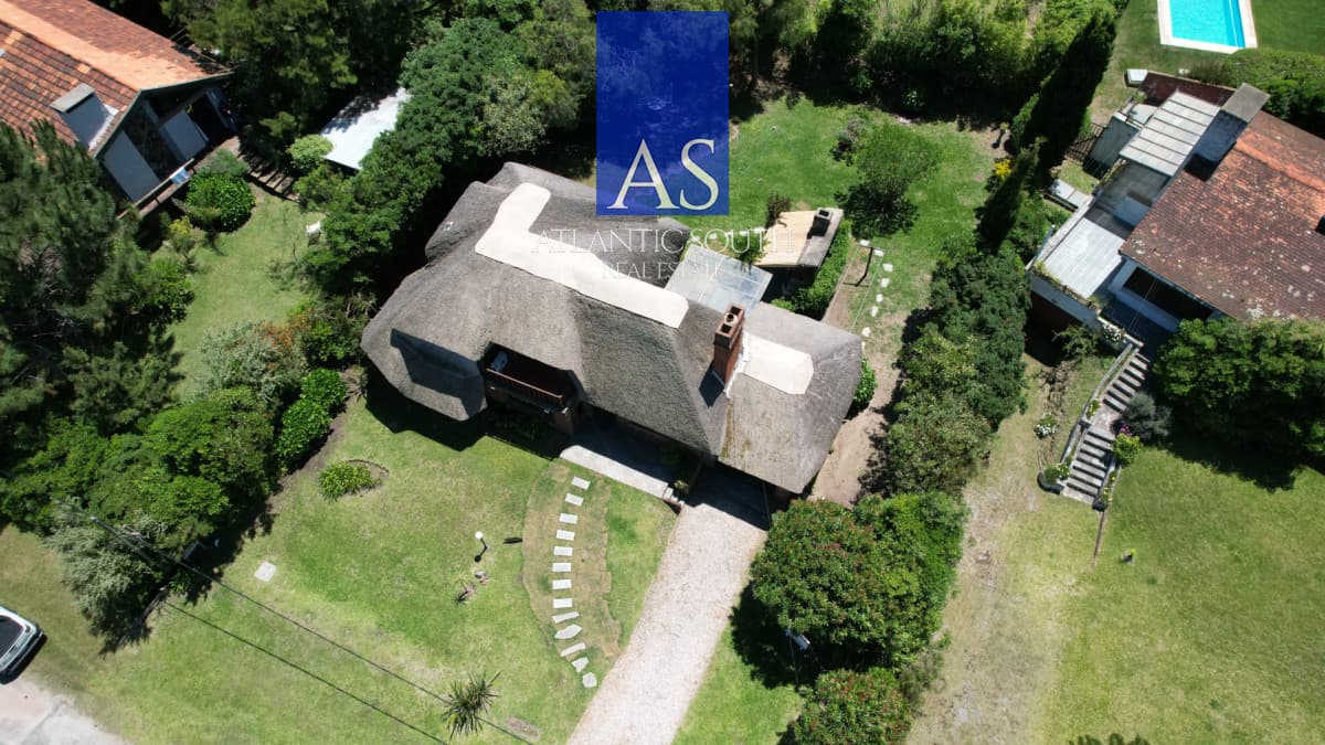 Casa de 4 dormitorios en venta a 100 metros de Playa Mansa en Pinares Punta del Este
