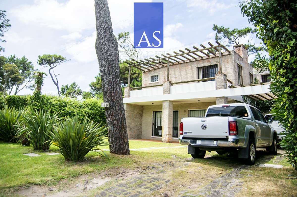 Exclusiva Casa a 60 Metros del Mar en Playa Mansa | 5 Dormitorios y Amplio Terreno