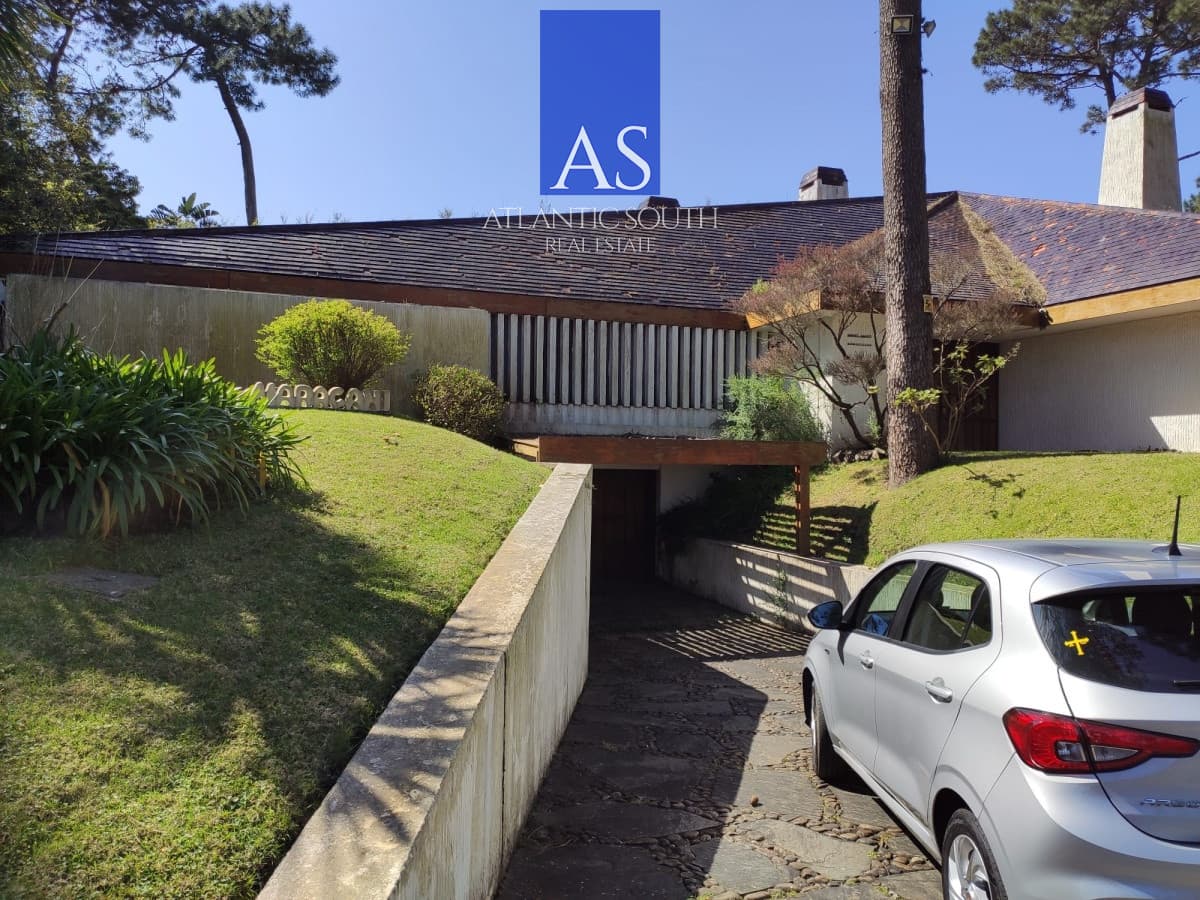 Casa 4 dormitorios en Playa Mansa Punta del Este