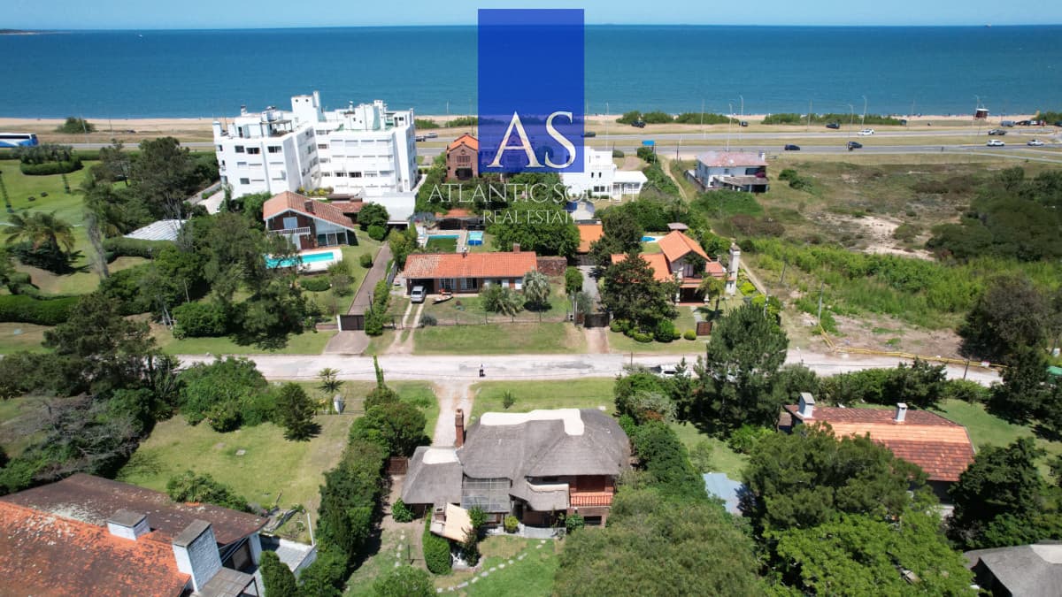 Casa de 4 dormitorios en venta a 100 metros de Playa Mansa en Pinares Punta del Este