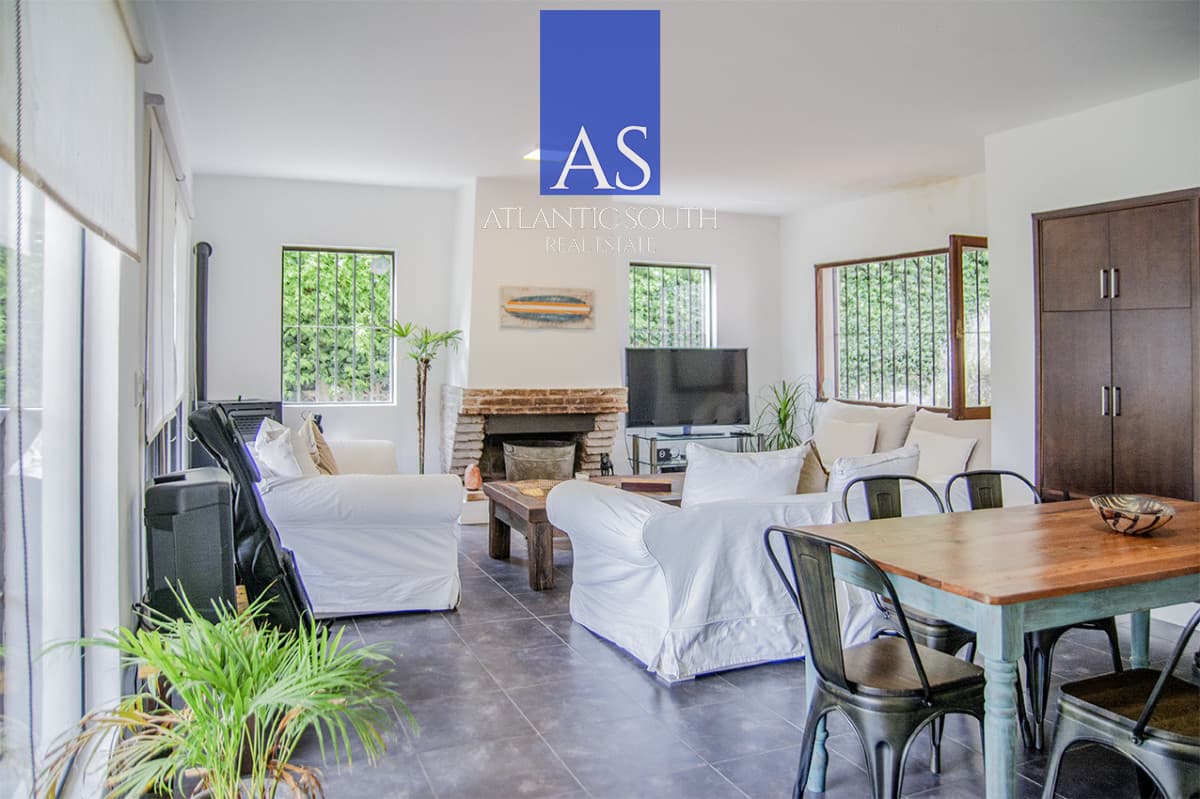 Exclusiva Casa a 60 Metros del Mar en Playa Mansa | 5 Dormitorios y Amplio Terreno