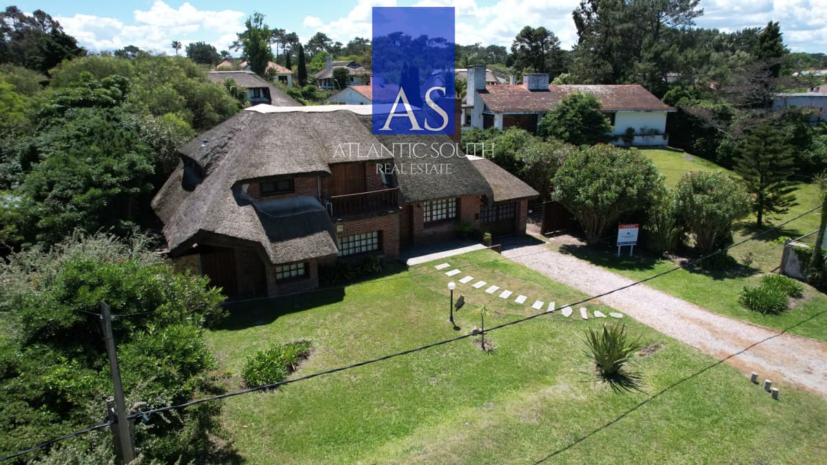 Casa de 4 dormitorios en venta a 100 metros de Playa Mansa en Pinares Punta del Este
