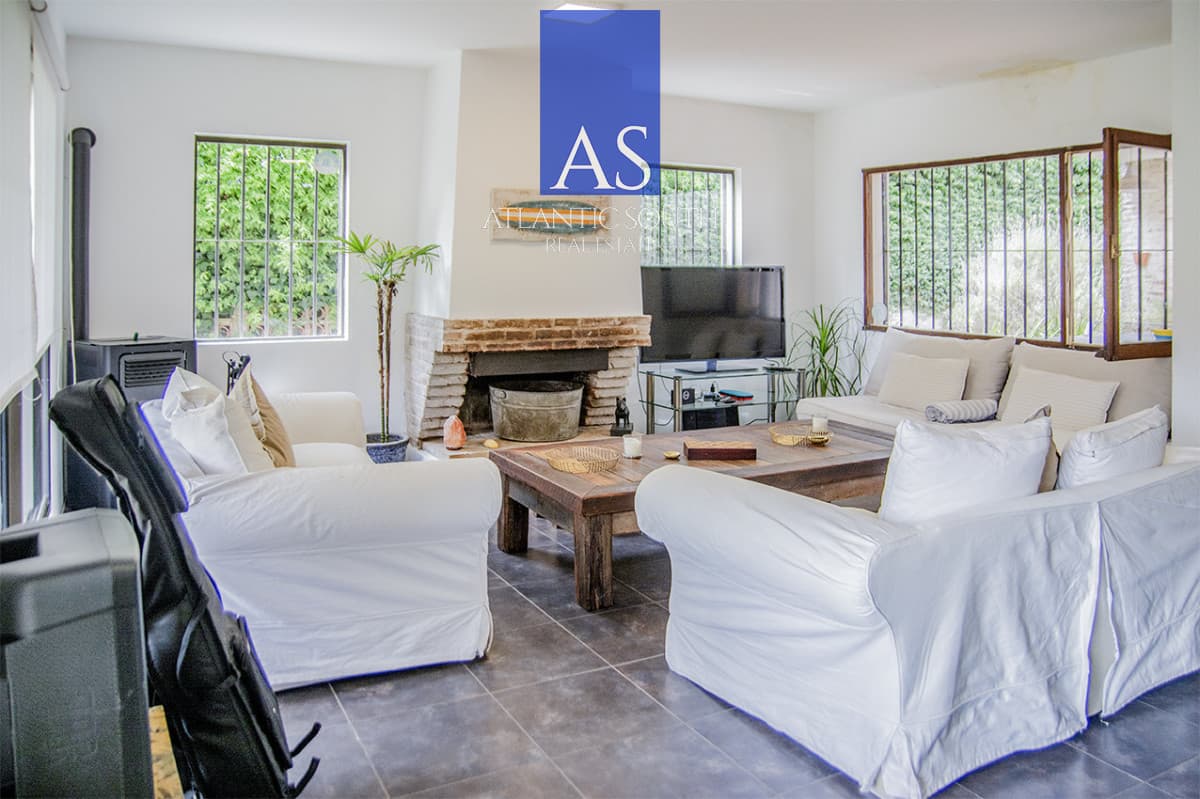 Exclusiva Casa a 60 Metros del Mar en Playa Mansa | 5 Dormitorios y Amplio Terreno