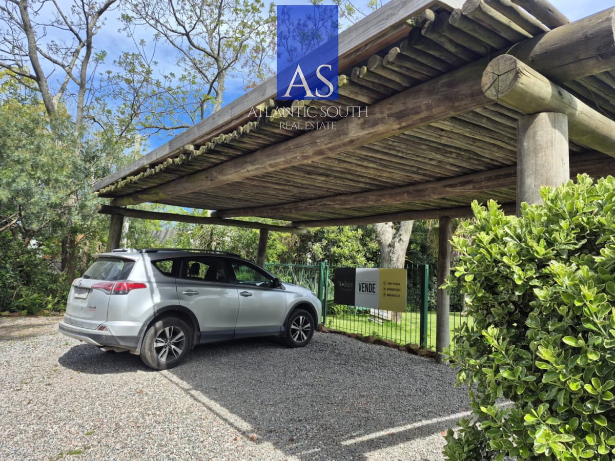Casa de 4 dormitorios construcción tradicional gran terreno Punta del Este