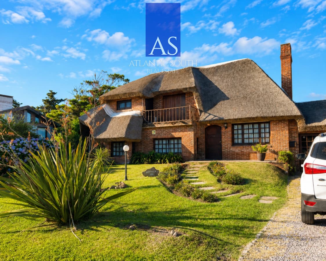 Casa de 4 dormitorios en venta a 100 metros de Playa Mansa en Pinares Punta del Este