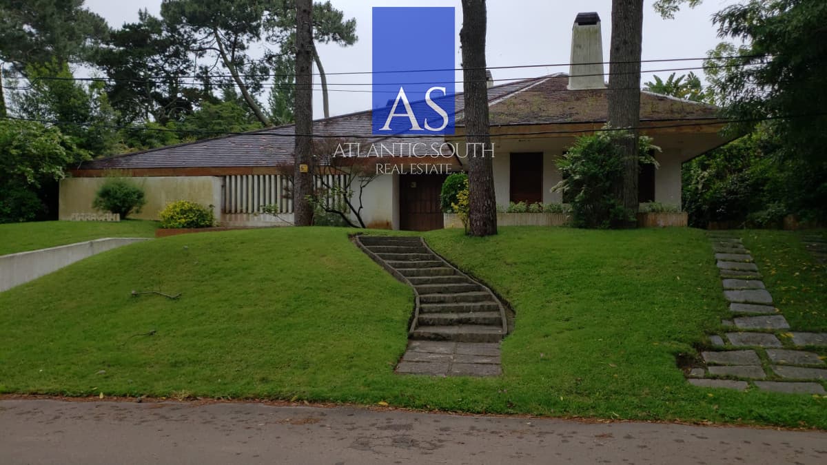 Casa 4 dormitorios en Playa Mansa Punta del Este