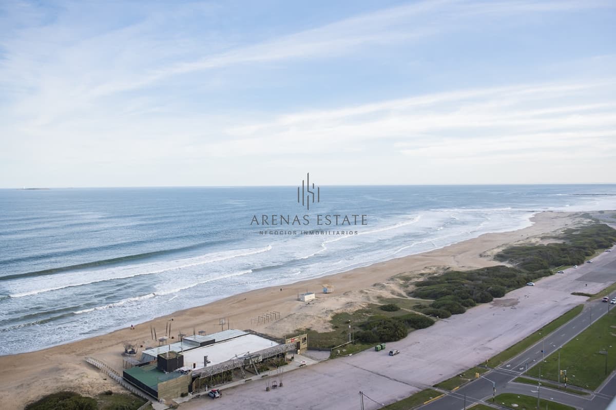 Apartamento ID.3467 - Espectacular departamento frente al mar en venta, 2 dorm + dep en venta