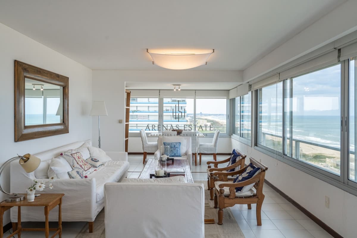 Apartamento ID.3798 - Apartamento en Venta de 3 dormitorios Frente al Mar en Playa Brava , Punta del este