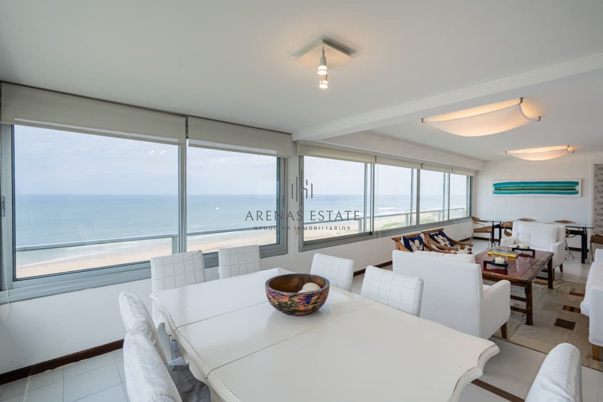 Apartamento ID.3798 - Apartamento en Venta de 3 dormitorios Frente al Mar en Playa Brava , Punta del este