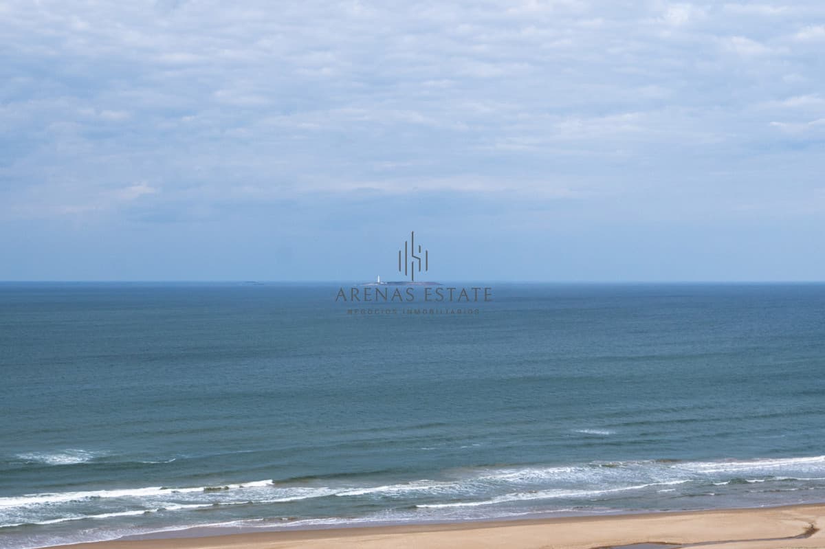 Apartamento ID.3798 - Apartamento en Venta de 3 dormitorios Frente al Mar en Playa Brava , Punta del este