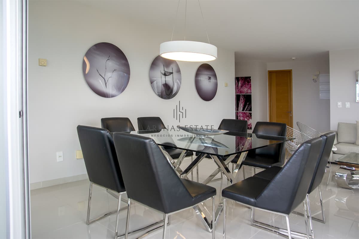Apartamento ID.4370 - Apartamento de 3 Dormitorios en Playa Mansa en venta  - A Pasos del Mar