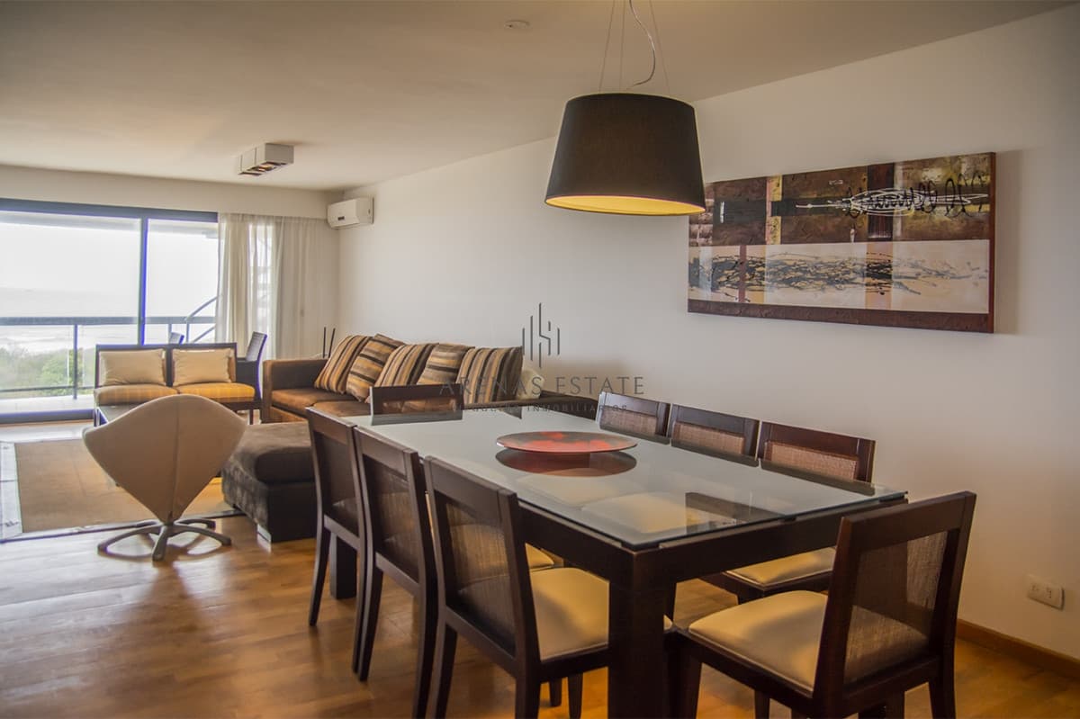 Apartamento ID.2050 - Penthouse en venta muy cómodo e iluminado. 4 dormitorios + dep.