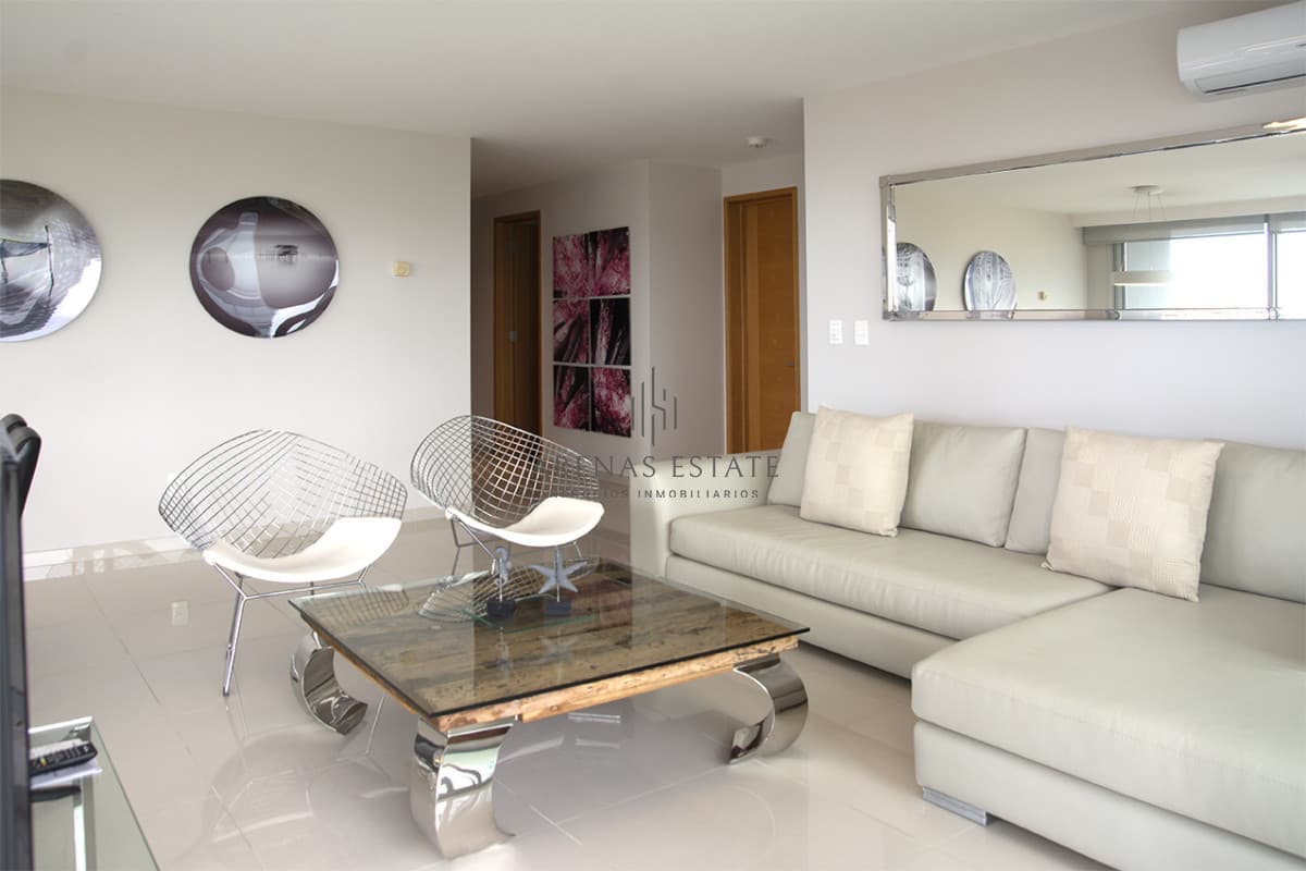 Apartamento ID.4370 - Apartamento de 3 Dormitorios en Playa Mansa en venta  - A Pasos del Mar