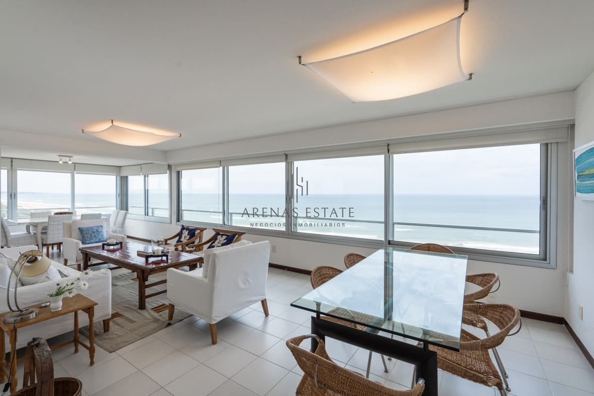 Apartamento ID.3798 - Apartamento en Venta de 3 dormitorios Frente al Mar en Playa Brava , Punta del este