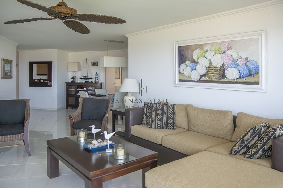 Apartamento ID.2044 - Apartamento en venta frente al mar, de 3 dormitorios en Punta del Este
