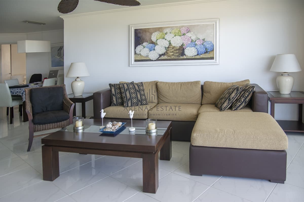 Apartamento ID.2044 - Apartamento en venta frente al mar, de 3 dormitorios en Punta del Este