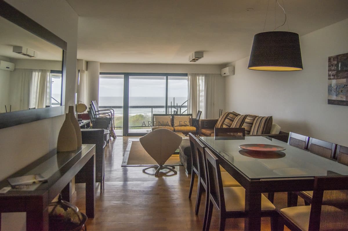 Apartamento ID.2050 - Penthouse en venta muy cómodo e iluminado. 4 dormitorios + dep.