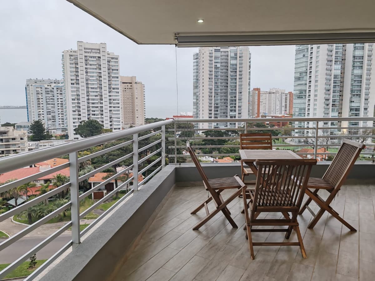 Apartamento ID.4033 - Alquila apartamento de 2 dormitorios en Mansa, a metros del mar.