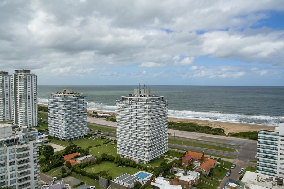 Apartamento ID.2612 - Vende apartamento de 3 dormitorios en Wind Tower, piso alto con vista al mar , Punta del Este